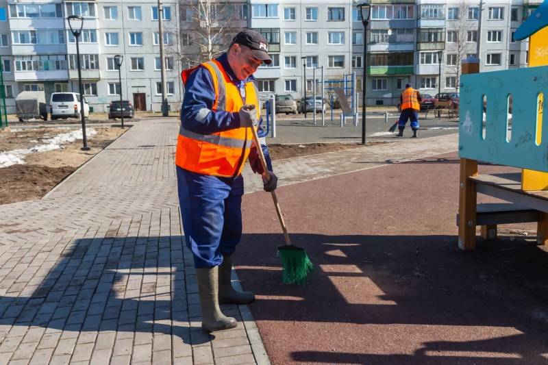 Работа дворником в петрозаводске. Благоустройство территории. Благоустройство дорог. Дворник. Облагораживание территории.